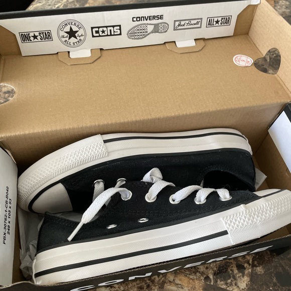 New never worn Converse - Picture 5 of 6